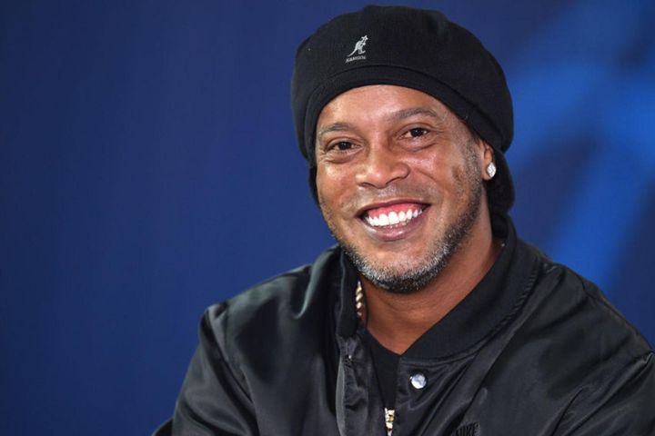 Ronaldinho trở lại Barcelona thi đấu