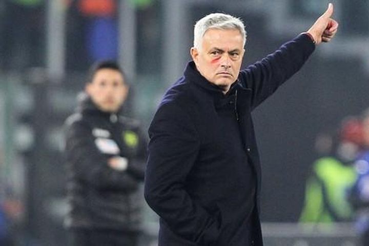 Roma ngược dòng đưa Mourinho tiến gần tới vinh quang
