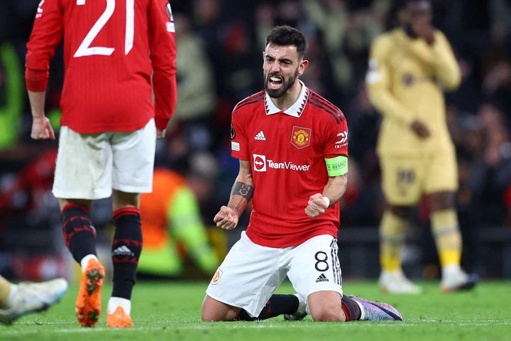 Bruno chỉ chỗ cho đồng đội ăn mừng sau khi xé lưới Barca