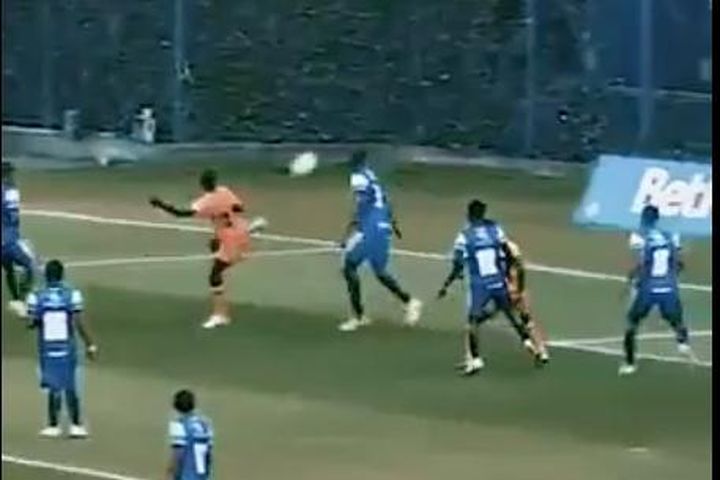 Pha ghi bàn 'độc - đẹp' chưa từng thấy