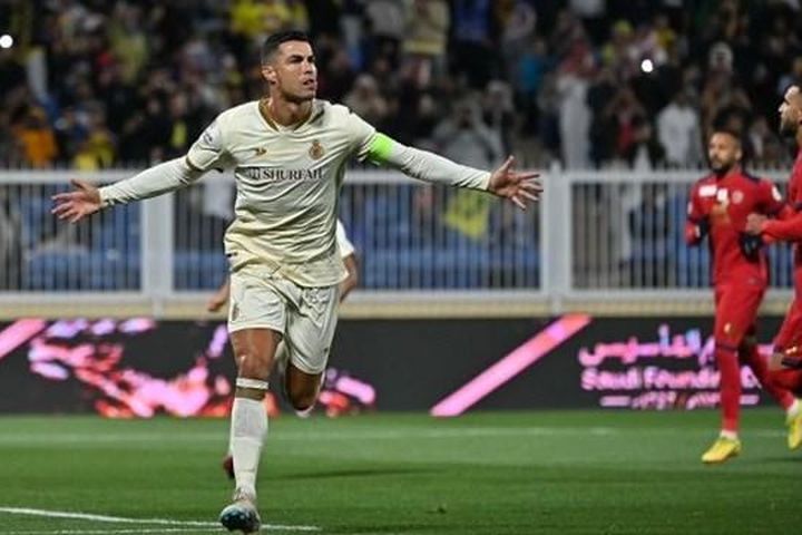 Ronaldo lập cú hat-trick giúp Al Nassr thắng 3-0 trước Damac