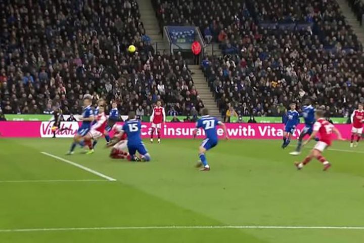 Trọng tài mắc sai lầm phi thường trong trận đấu của Arsenal