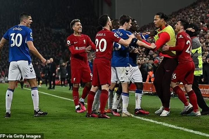 Liverpool và Everton bị FA phạt nặng