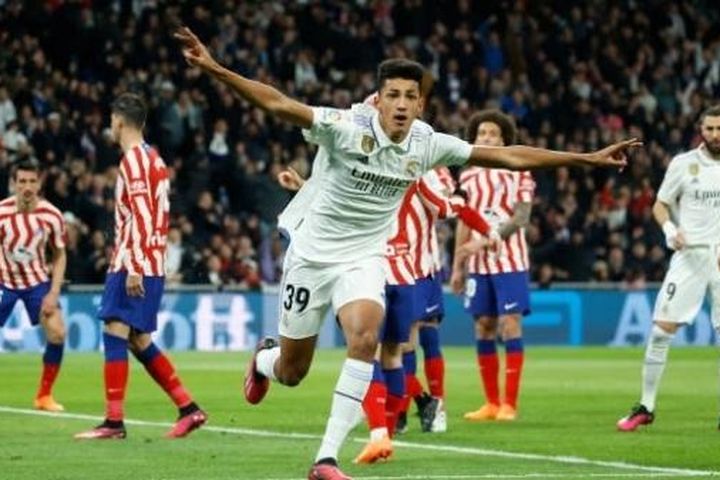 Sao trẻ tỏa sáng, Real thoát thua trong trận derby Madrid