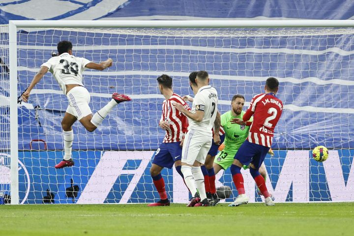 Real Madrid hòa Atletico: Gian nan chờ đấu Barca