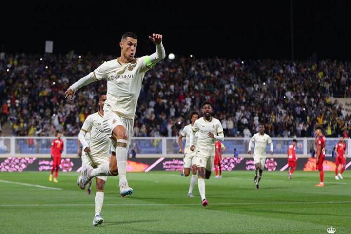 Đỉnh cao Ronaldo: Hat-trick trong 26 phút, chấp nửa mùa vẫn đua Vua phá lưới