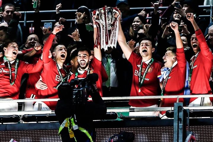 Khoảnh khắc nâng cúp của Man United