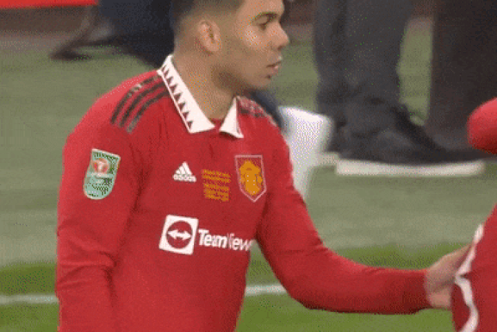 Pha bóng khiến Casemiro chất vấn Bruno