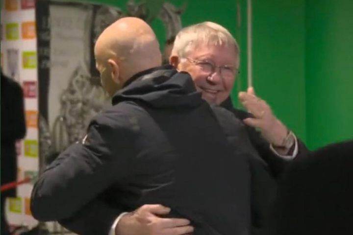 Ten Hag mời Sir Alex vào ăn mừng trong phòng thay đồ MU