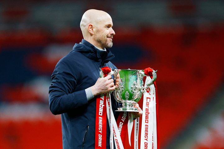 Phản ứng của HLV Ten Hag khi bị Roy Keane trêu đùa nên từ chức