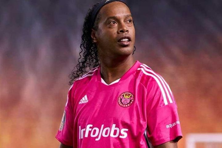Ronaldinho từ chối chạy sút phạt đền khi đá sân 7