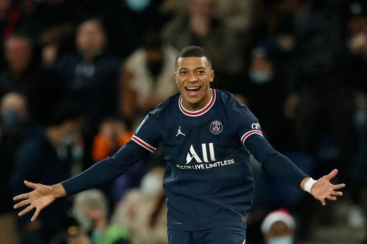 Mbappe chúc mừng cầu thủ MU sau chức vô địch