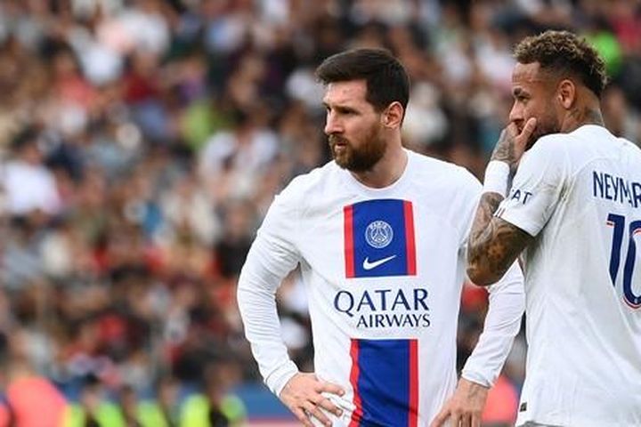 PSG bị giới chủ ép phải giảm 30% lương, Messi khó ở lại