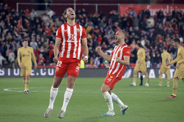 Vừa bị MU loại, Barca lại thua sốc ở La Liga