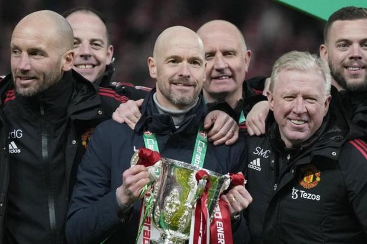 Erik ten Hag bỏ quên cúp của MU, hài hước 'chữa cháy' cực siêu