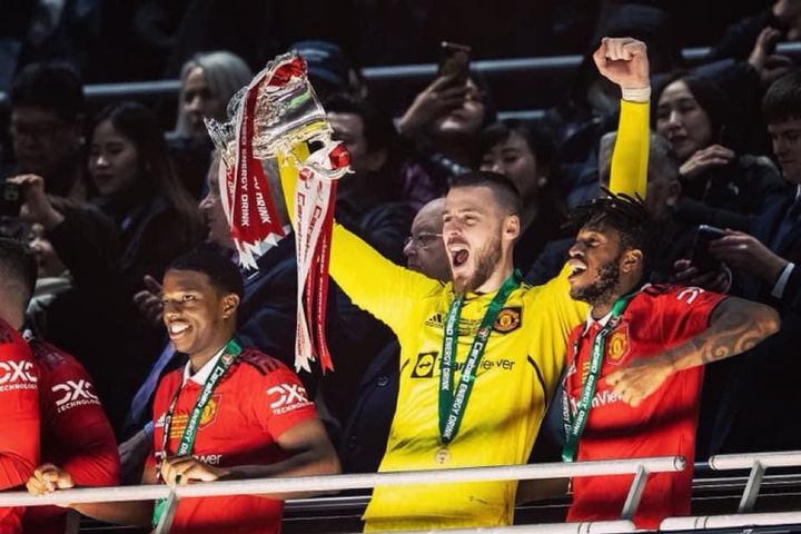 MU ẵm Carabao Cup, De Gea đi vào lịch sử