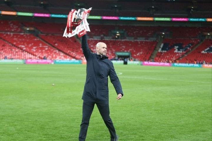Vô địch League Cup, Ten Hag nhận điều siêu đặc biệt từ Sir Alex