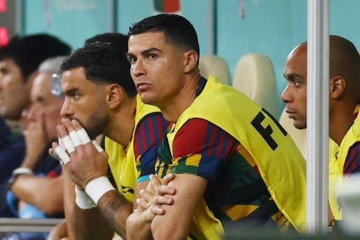 FIFA bị chỉ trích vì chiếu hình Ronaldo ngồi dự bị ở World Cup