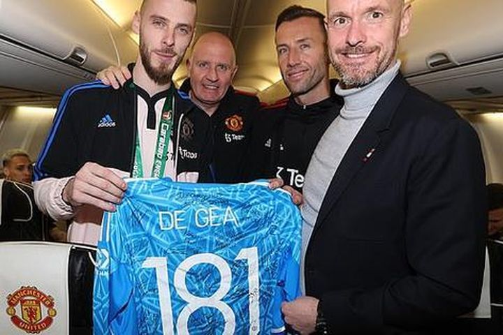 Đồng đội tặng quà 'khủng' cho David de Gea trên chuyến bay về Manchester