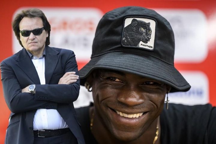Hài hước CLB của Balotelli: HLV bị đình chỉ, ông chủ tự cầm quân