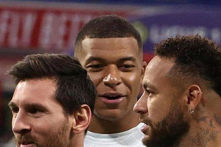 Messi sắp vượt mặt Ronaldo về khoản phá lưới đối phương