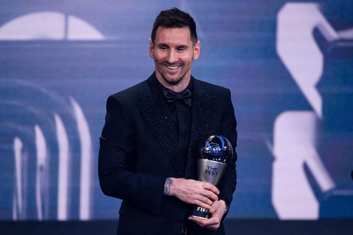 Messi giành giải cầu thủ xuất sắc nhất thế giới, Ronaldo không bỏ phiếu