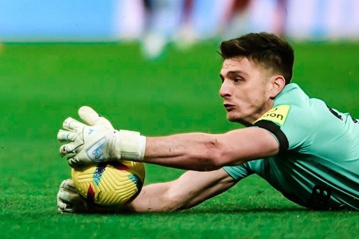 Thủ môn Indonesia tái hiện thẻ đỏ ngớ ngẩn của Nick Pope