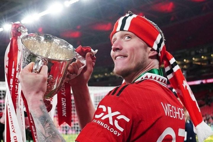 HLV Ten Hag lên tiếng về tương lai của Sabitzer và Weghorst
