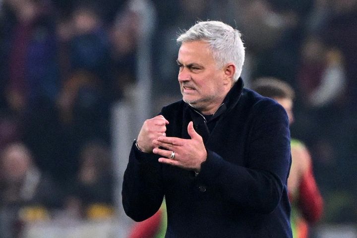 Mourinho bị phạt nặng