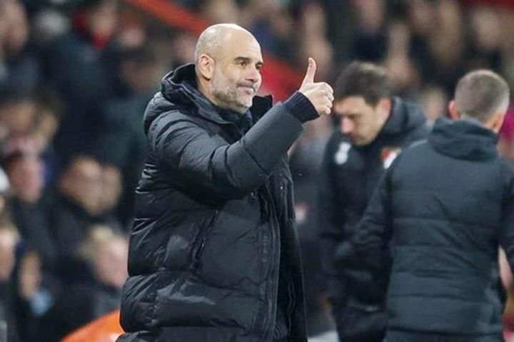 Guardiola khó chịu khi được hỏi về 'cú ăn ba'