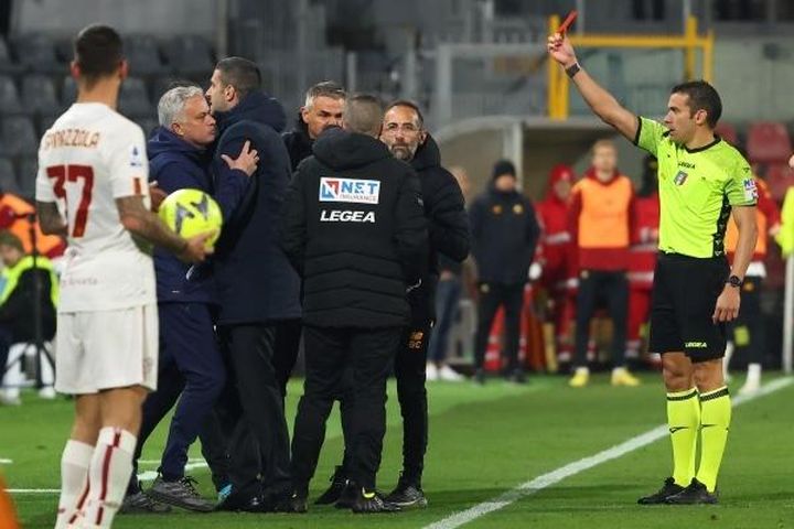 Mourinho nhận thẻ đỏ trong ngày Roma thua sốc trước đội cuối bảng