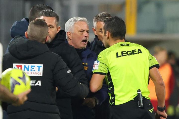 HLV Mourinho lại ăn thẻ đỏ, Roma thua sốc ở Serie A: Tiết lộ lý do nổi điên