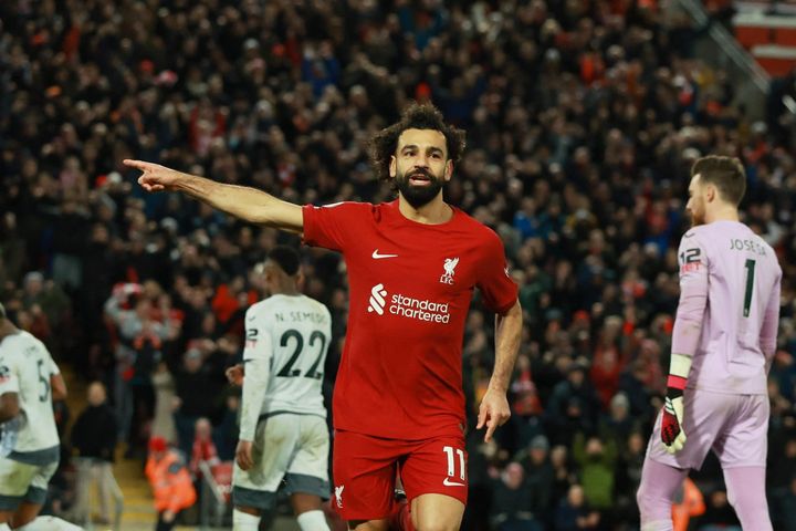 Van Dijk, Salah tỏa sáng giúp Liverpool thắng Wolves 2-0