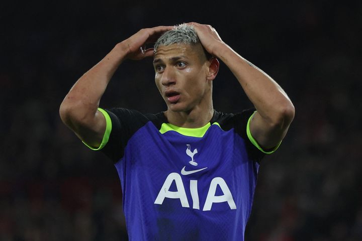 Tottenham bị đội hạng dưới loại khỏi FA Cup