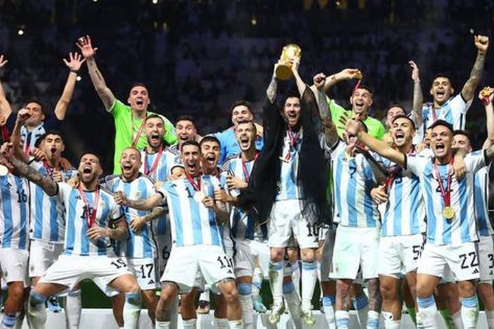 Messi tặng 35 iPhone mạ vàng cho đồng đội tuyển Argentina