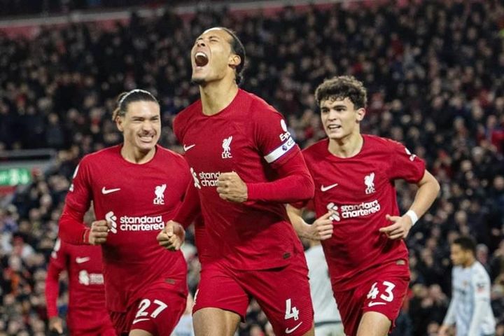 Liverpool phục thù Wolves, trở lại cuộc đua