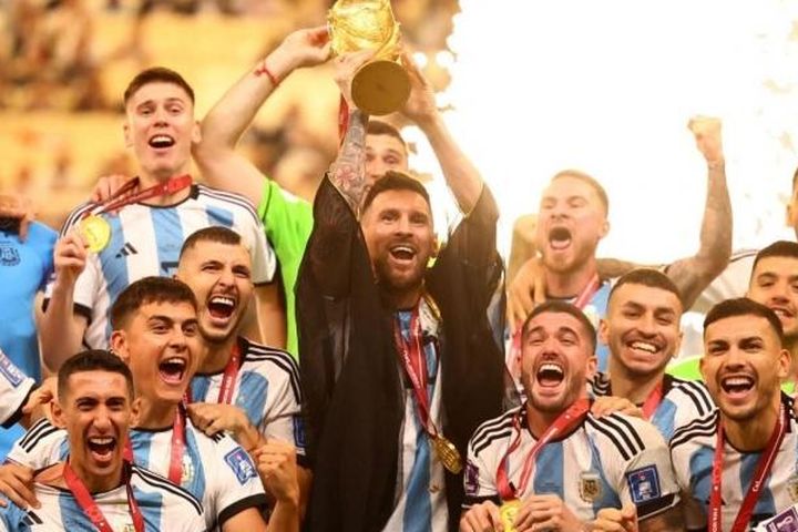 Messi 'chơi lớn', chi tiền khủng mua iPhone mạ vàng tặng toàn đội Argentina