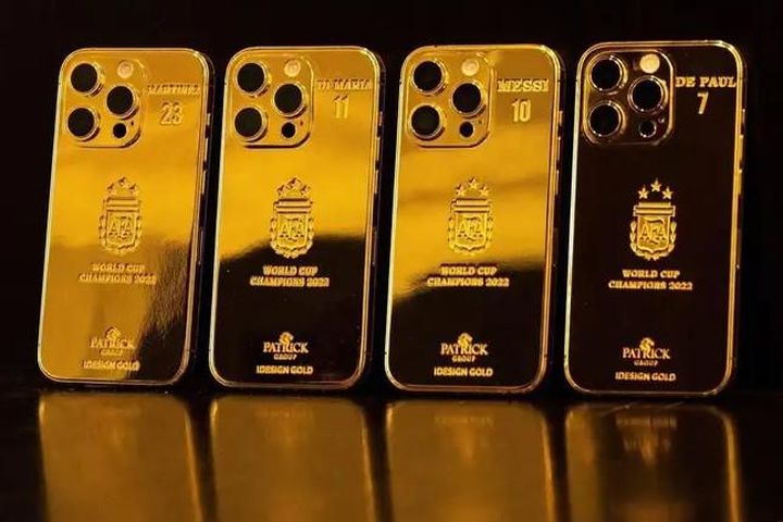 Messi mua 35 Iphone mạ vàng tặng đồng đội tuyển Argentina