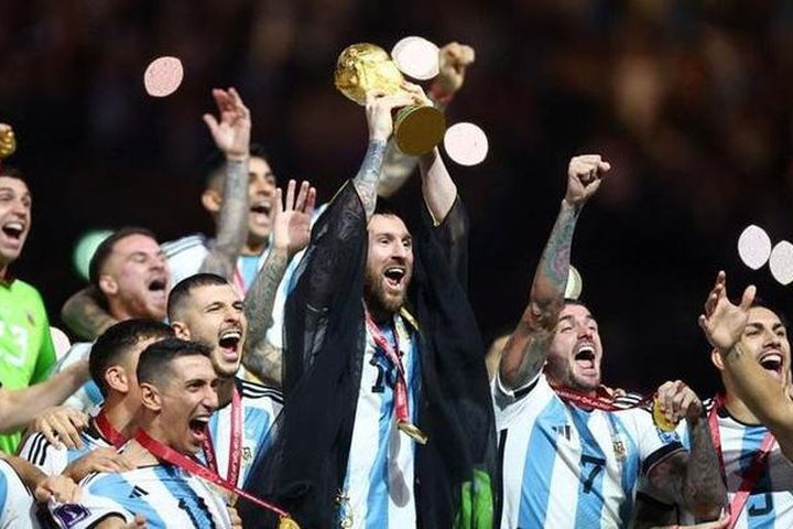 Messi tặng iPhone mạ vàng cho đồng đội ĐT Argentina