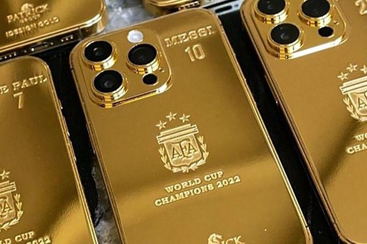 Messi mua 35 iPhone mạ vàng tặng cho nhân viên và đội Argentina