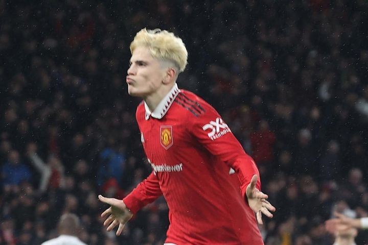 Ghi 2 bàn trong 5 phút, Man Utd vào tứ kết Cúp FA