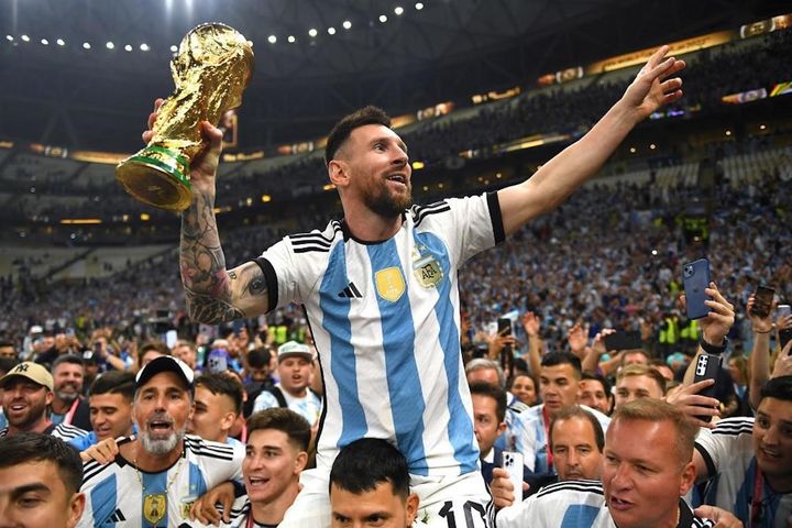 Messi chi 5 tỷ đồng mua iPhone mạ vàng tặng cả đội Argentina