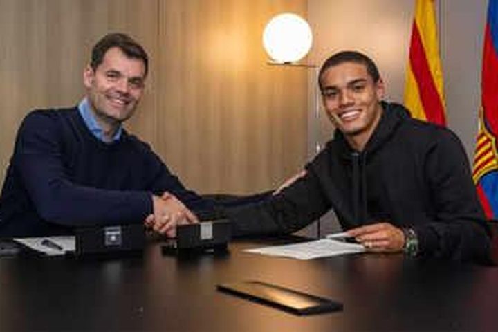 Con trai Ronaldinho ký hợp đồng với Barcelona
