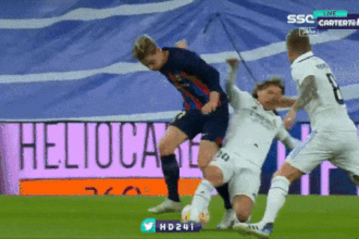 CĐV trầm trồ trước pha đi bóng của Frenkie De Jong