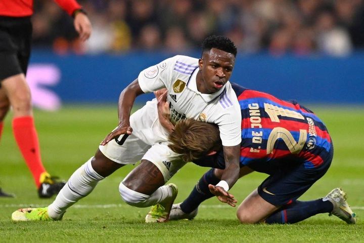 Vinicius 'ra đòn' siết cổ với De Jong, nhận ngay thẻ vàng