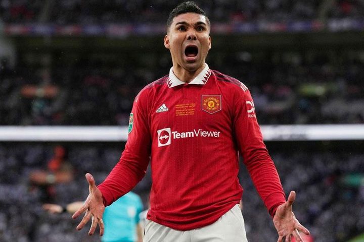Casemiro vạ miệng, MU lo sốt vó