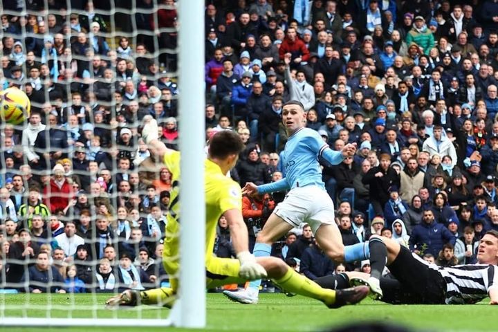 Thắng Newcastle, Man City gây sức ép cho Arsenal