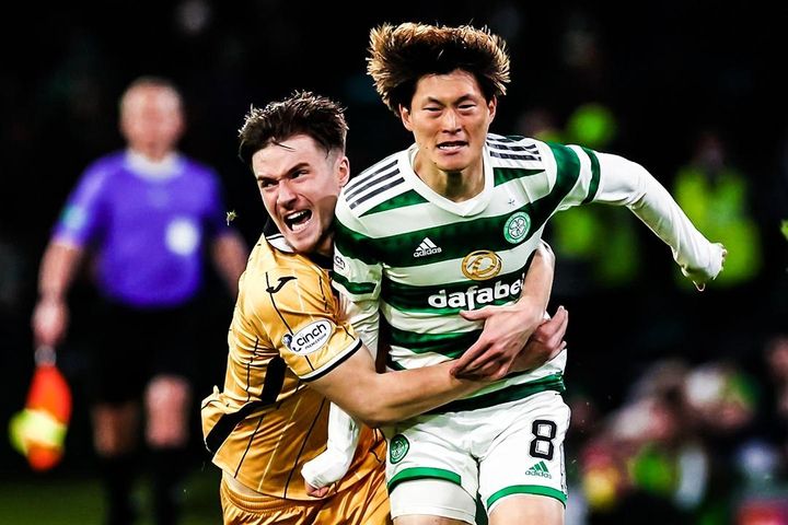 Chân sút Nhật Bản khuynh đảo bóng đá Scotland
