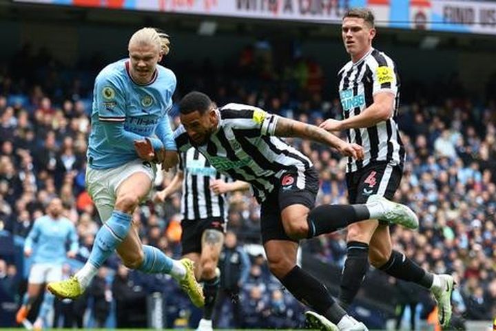 Bắn hạ 'Chích chòe', Man City áp sát ngôi đầu Ngoại hạng Anh