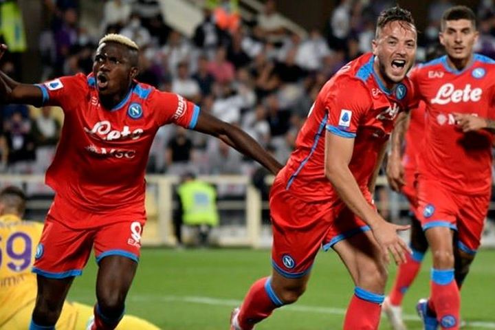 Khi ánh dương từ Argentina tỏa sáng trên bầu trời Naples